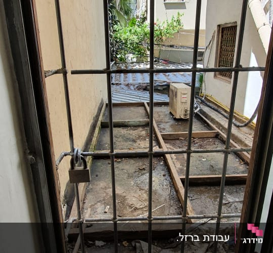 סורגי מתכת עם מנעול על חלון